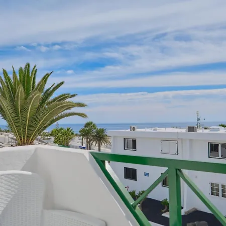 Floor Ocean Views Lanzamar - Renovated Gem With A Sunny, Private Terrace & Elevator & Pool - Apartament Puerto del Carmen (Lanzarote)